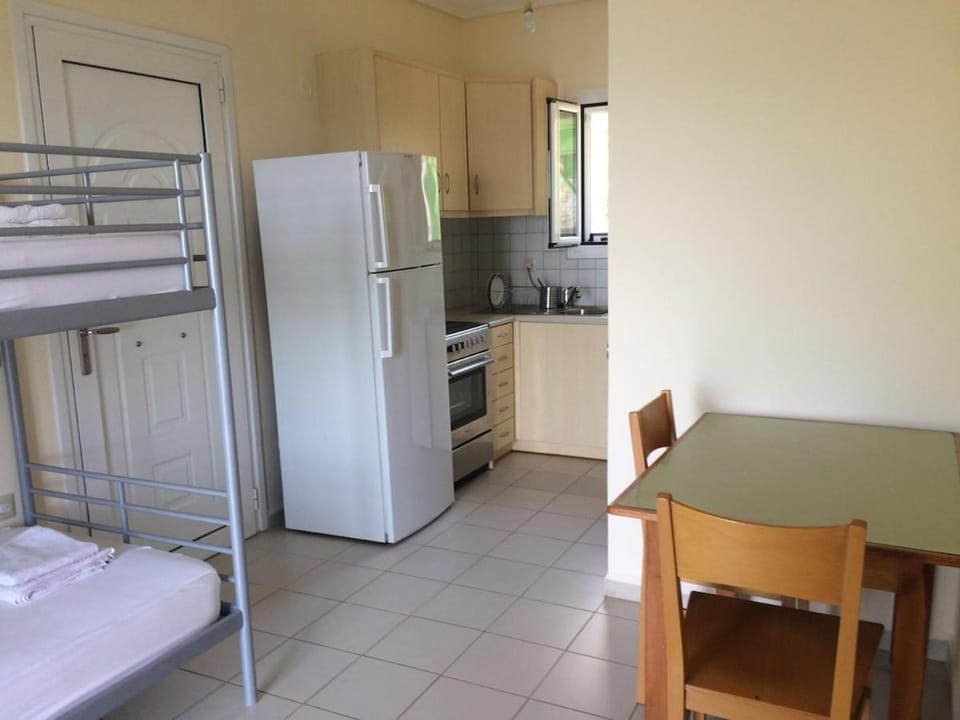 Kitchen or kitchenette, Dining area, bunk bed