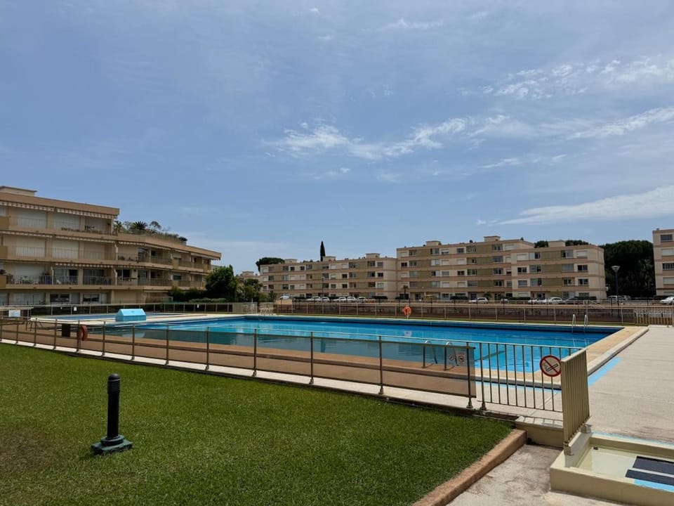 Studio proche de la mer, piscine, climatisation et wifi Apartment in Mandelieu-La Napoule