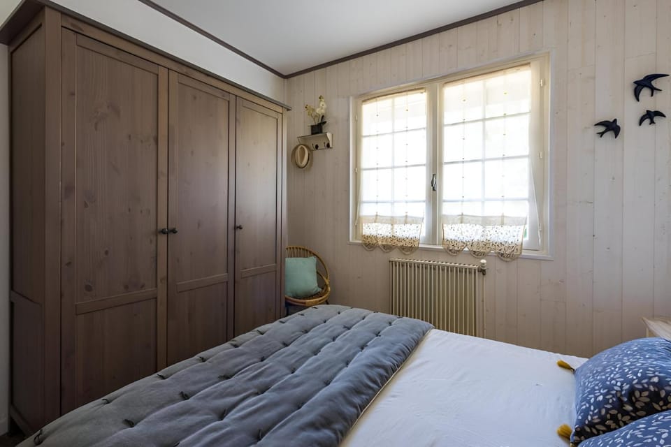 Maison familiale avec piscine au Cap Ferret Gîte chaleureux 5 chambres idéal pour familles avec enfants Proche plages pistes cyclables et forêt Calme confort et nature pour des vacances inoubliables proche Arcachon House in Lege-Cap-Ferret