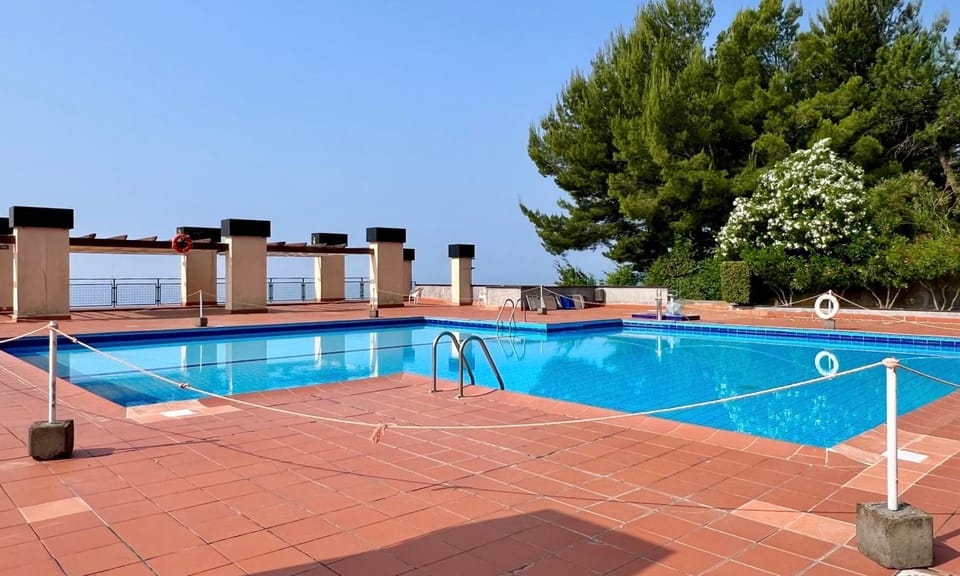 Bilocale con piscina condominiale Apartment in Varazze