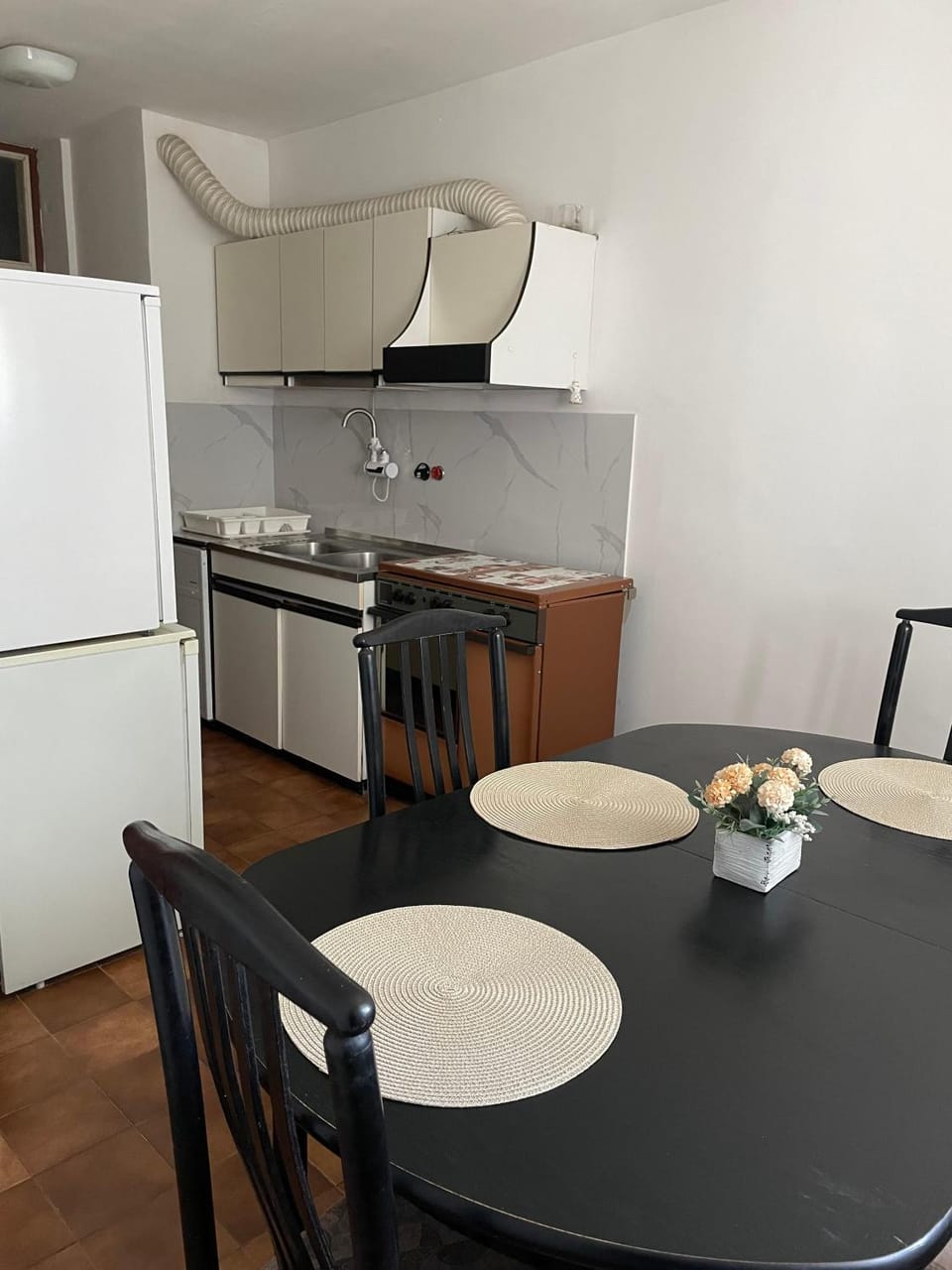 Kitchen or kitchenette, Dining area, oven