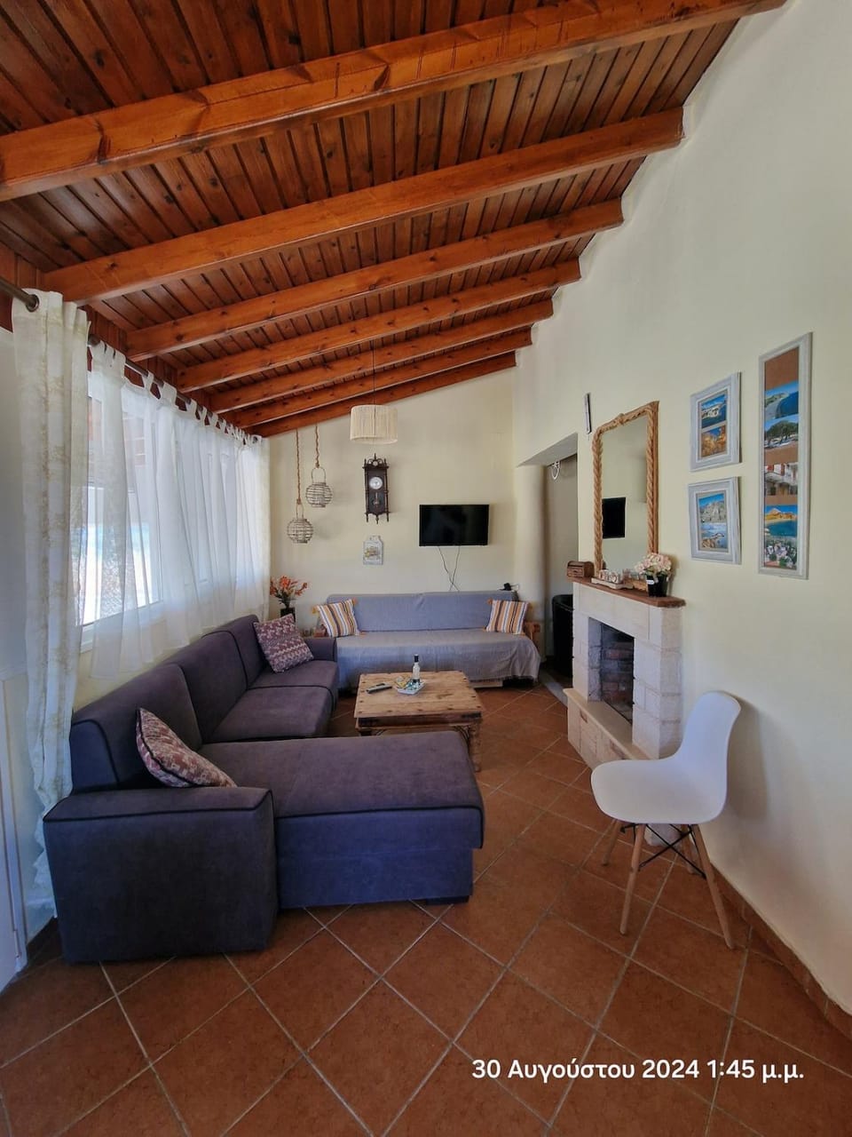 Communal lounge/ TV room, TV and multimedia, Living room, Seating area, Evening entertainment