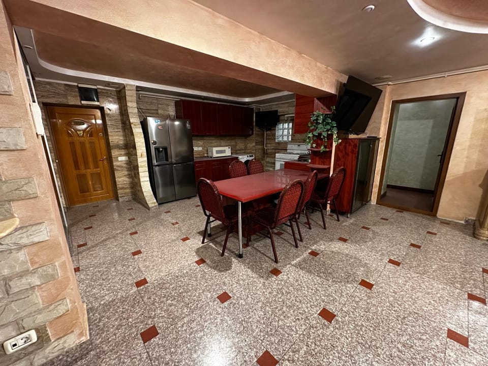 Kitchen or kitchenette, Living room, Seating area, Dining area