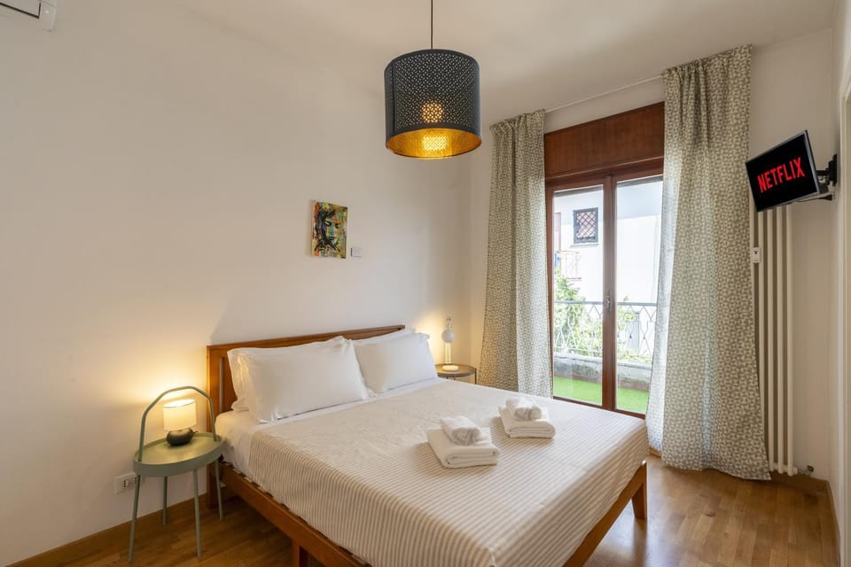 Bed, TV and multimedia, Photo of the whole room, Bedroom