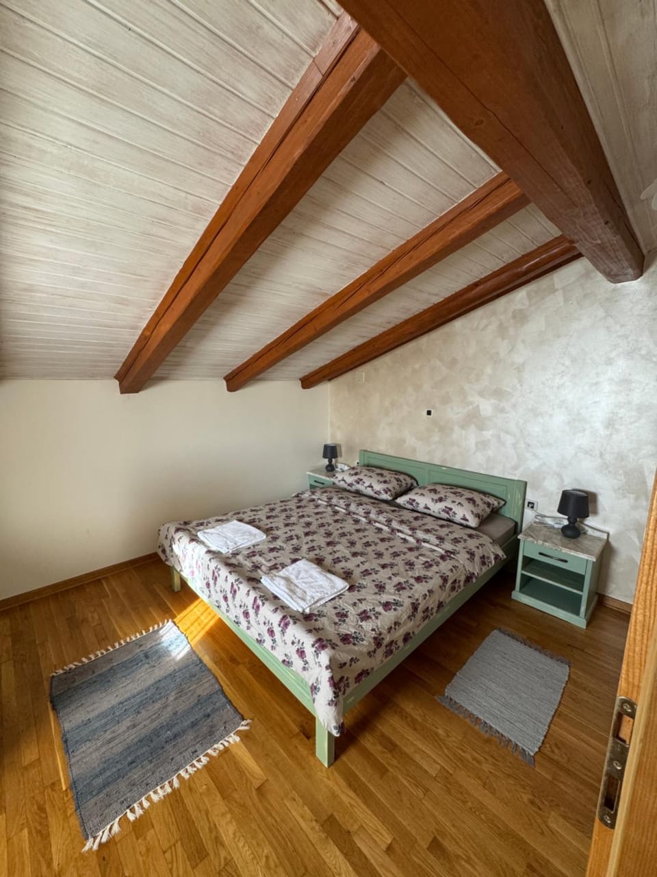 Bed, Photo of the whole room, Bedroom, towels