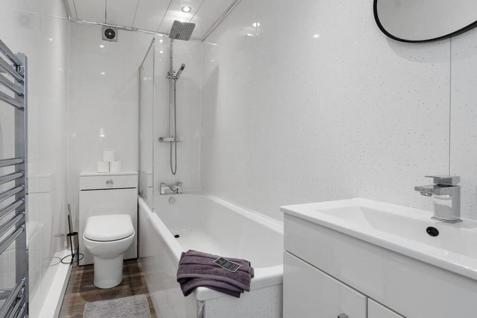 Free Parking - Sleeps 6 - Central - New Interior Apartment in Greenock