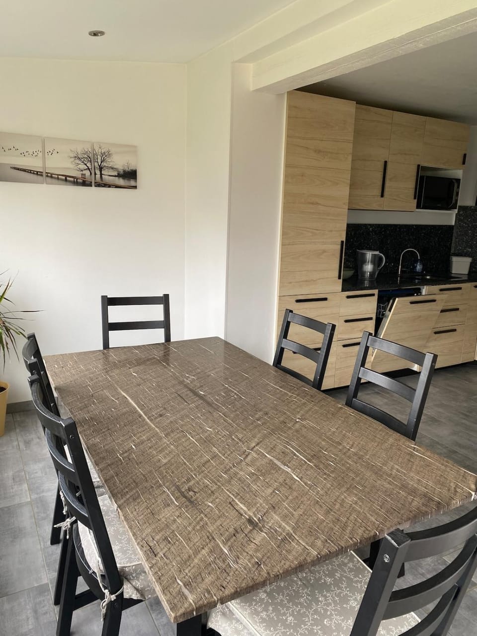 Kitchen or kitchenette, Dining area