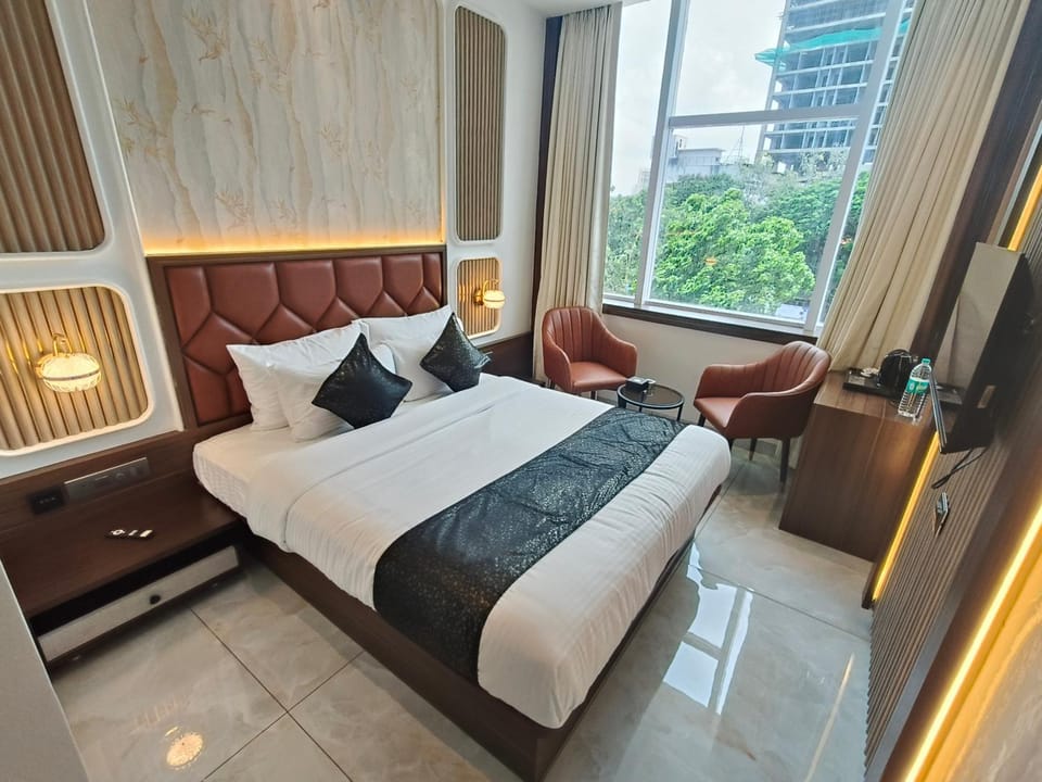 Bed, Living room, Photo of the whole room, Seating area, Bedroom