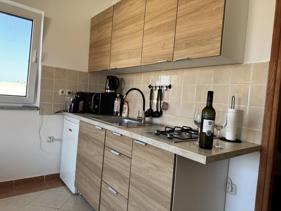 Coffee/tea facilities, Kitchen or kitchenette, minibar, stove