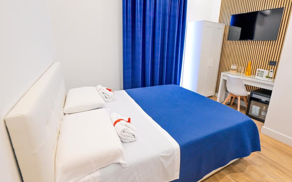Bed, TV and multimedia, Bedroom, towels