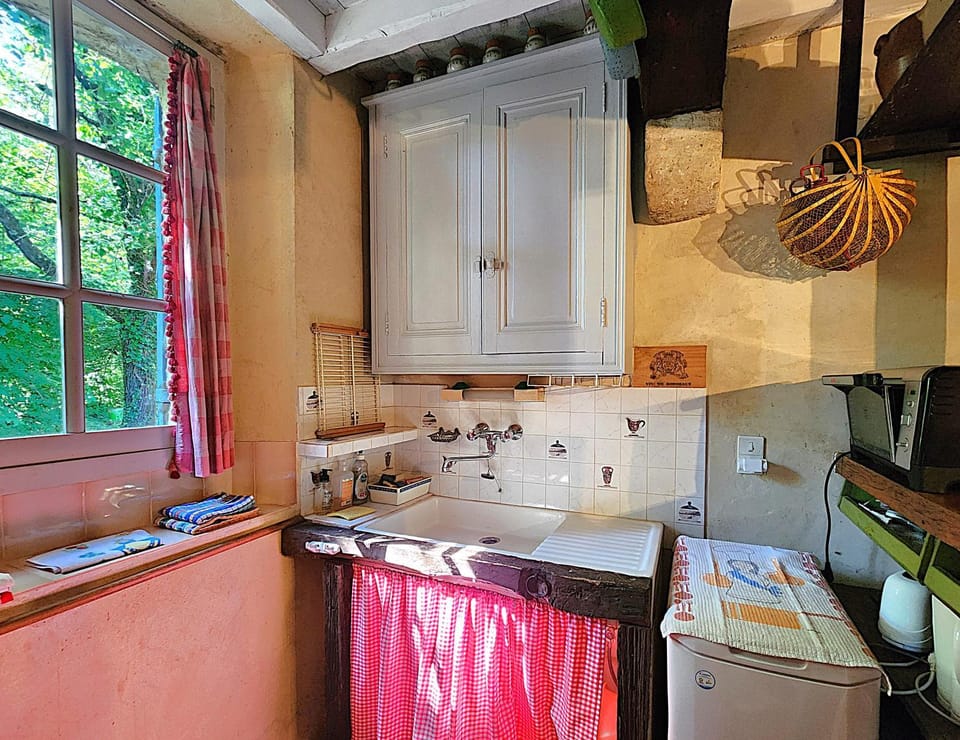Kitchen or kitchenette, oven