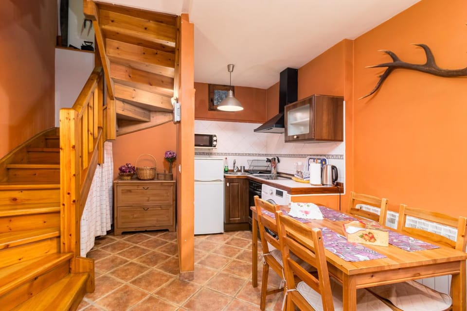 Kitchen or kitchenette, Dining area, stove