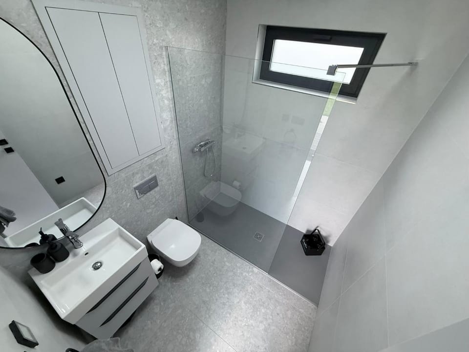 Shower, Toilet, Bathroom, towels