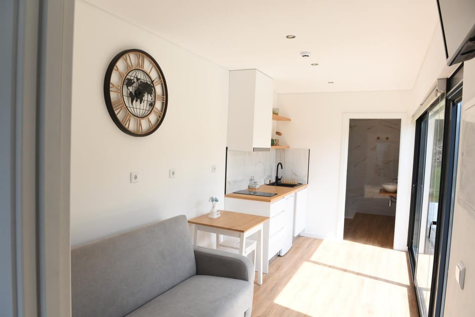 TV and multimedia, Kitchen or kitchenette, Living room, Seating area, Dining area