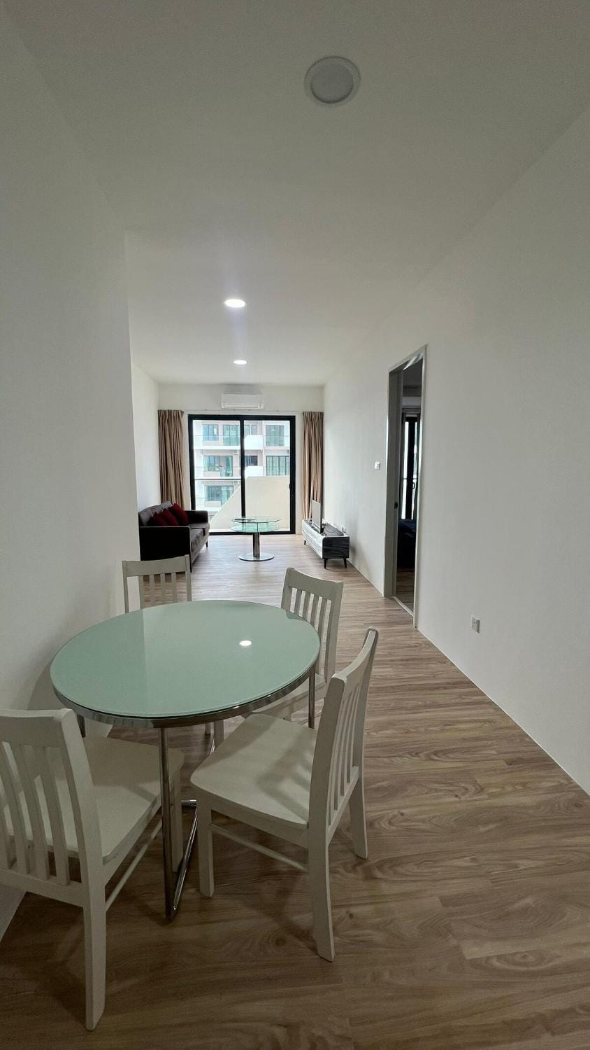 Kitchen or kitchenette, Living room, Seating area, Dining area