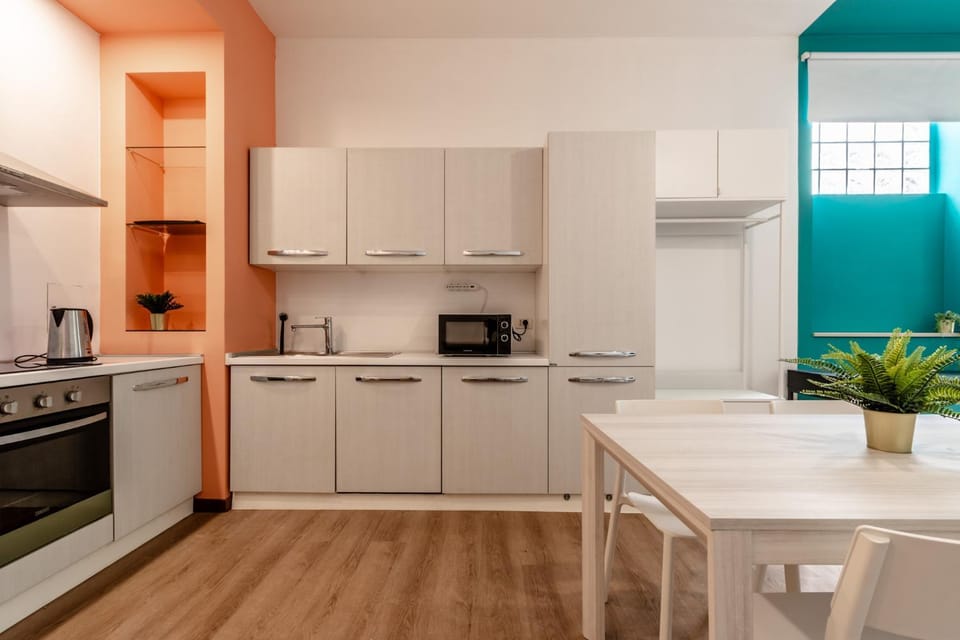 Coffee/tea facilities, Kitchen or kitchenette, Dining area, dishwasher, oven, stove, toaster