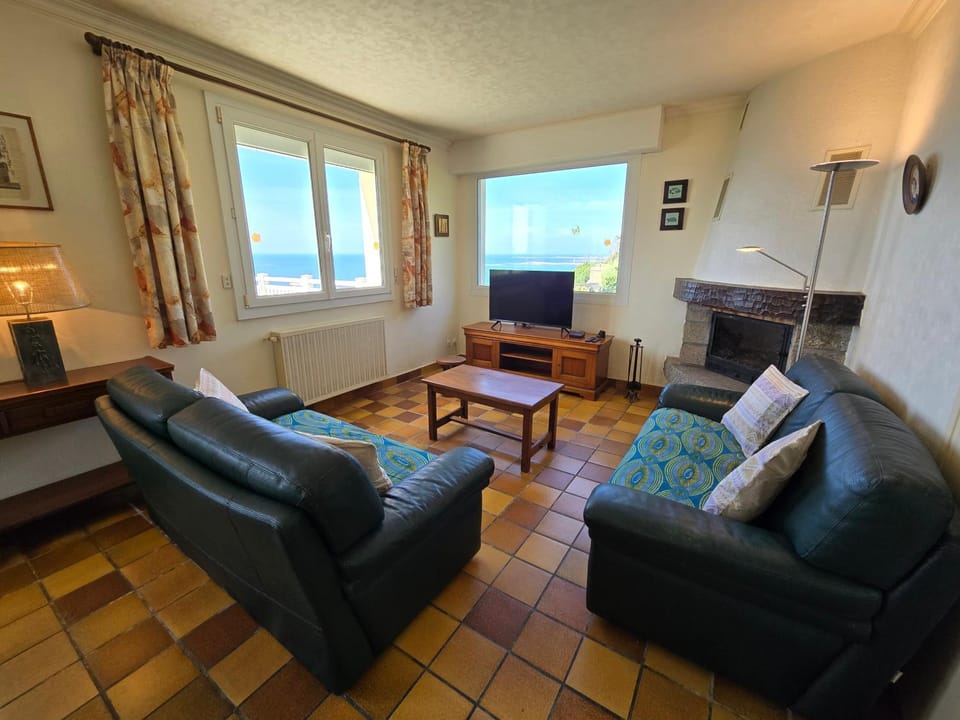 Communal lounge/ TV room, TV and multimedia, Living room, Seating area