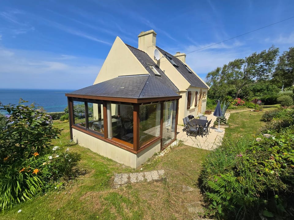 Property building, Patio, Day, Natural landscape, Garden, Garden view, Sea view