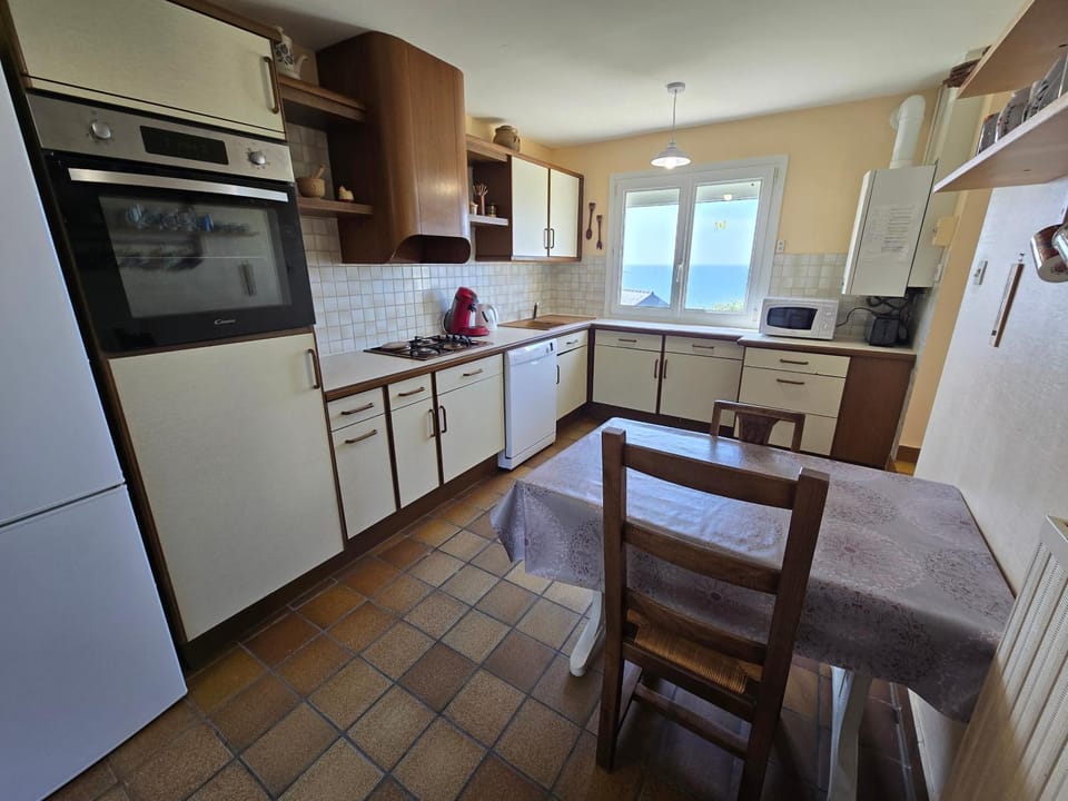 Kitchen or kitchenette, Dining area, dishwasher, oven, pet friendly, stove, toaster