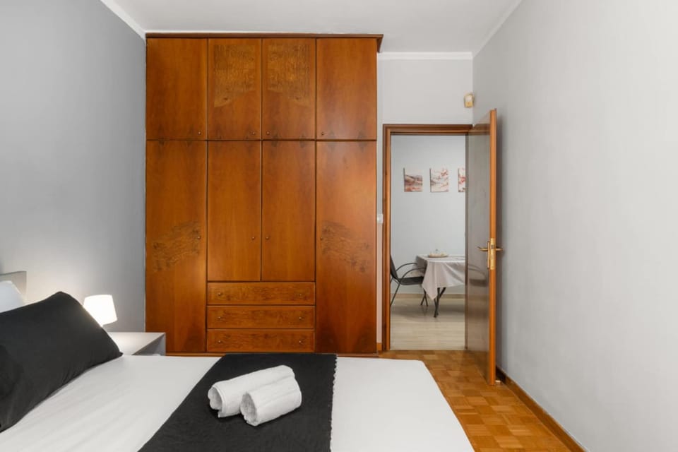 Bed, Bedroom, towels, wardrobe