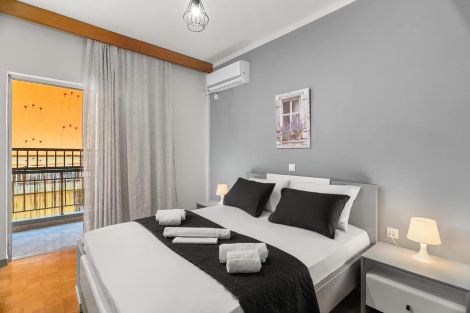 Bed, Bedroom, towels, air conditioner