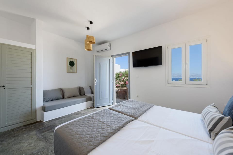 Bed, TV and multimedia, Seating area, Bedroom, air conditioner