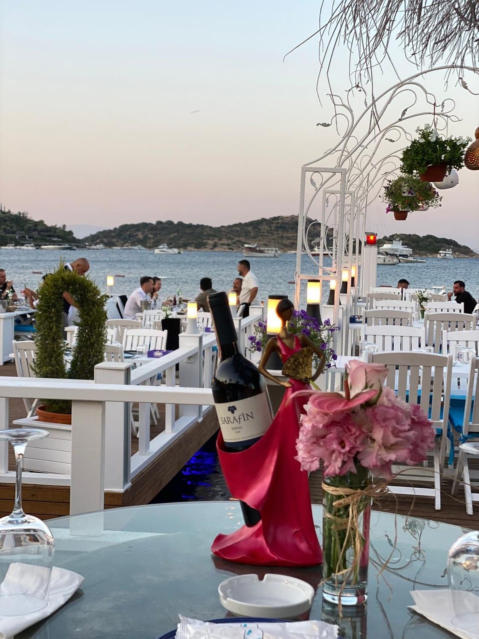Restaurant/places to eat, People, Activities, Food and drinks, Sea view, Drinks, group of guests