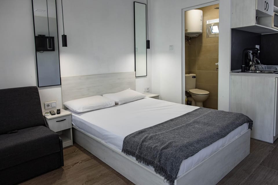 Bed, TV and multimedia, Kitchen or kitchenette, Photo of the whole room, Bedroom, minibar, towels, wardrobe