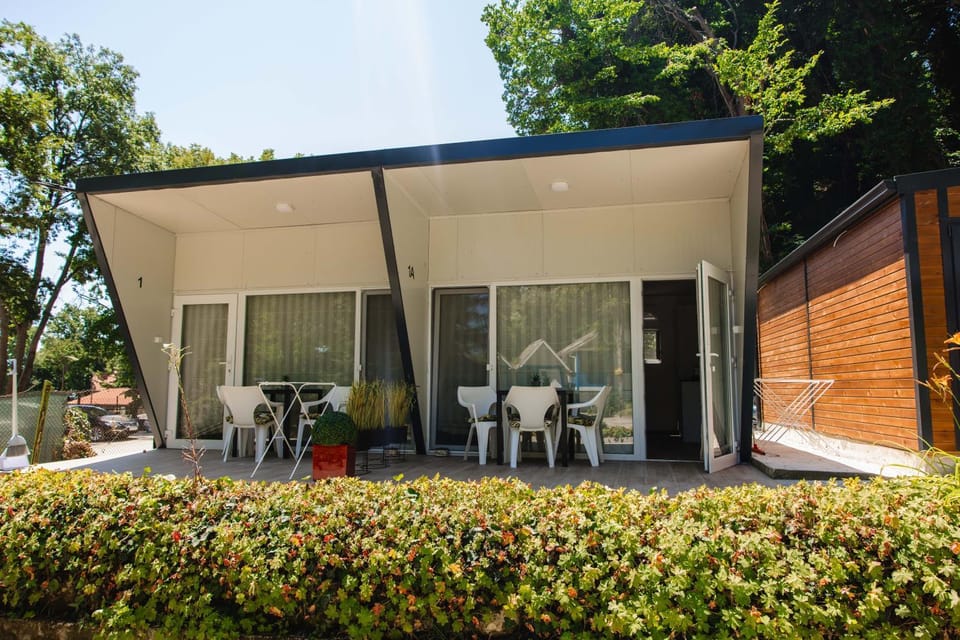 Property building, Patio, Spring, Day, Garden, View (from property/room), Balcony/Terrace, Living room, Seating area, Dining area, Garden view