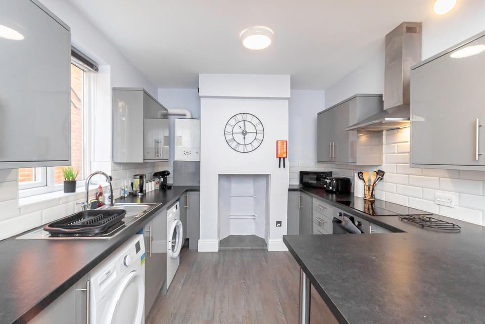 Modern 5-Bed - Sleeps 10-Walk to Centre & Parking! House in Southampton