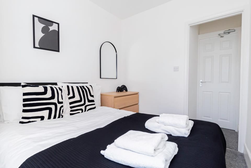 Modern 5-Bed - Sleeps 10-Walk to Centre & Parking! House in Southampton