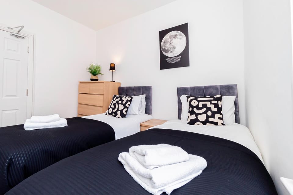 Modern 5-Bed - Sleeps 10-Walk to Centre & Parking! House in Southampton