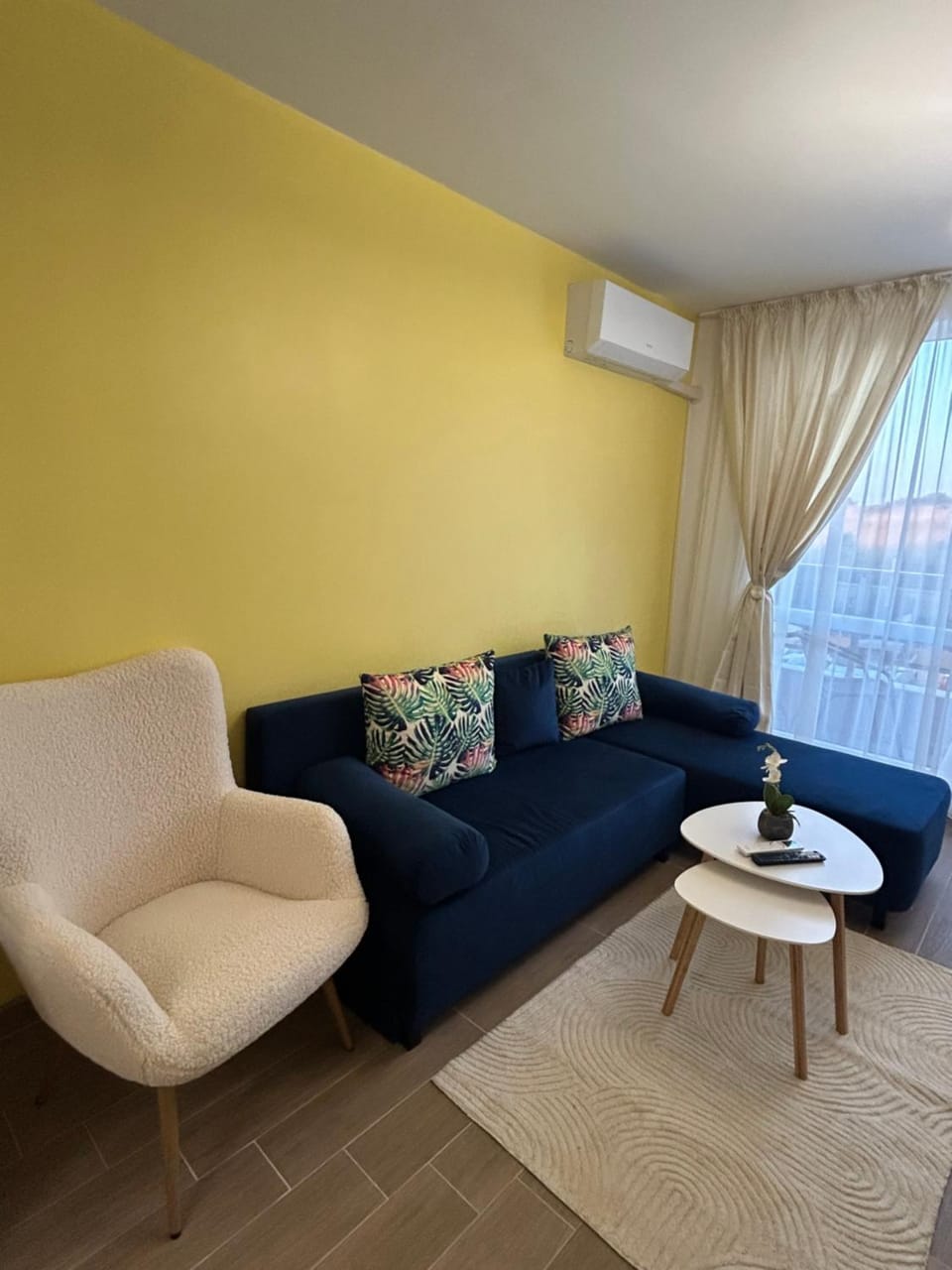 Living room, Seating area, air conditioner