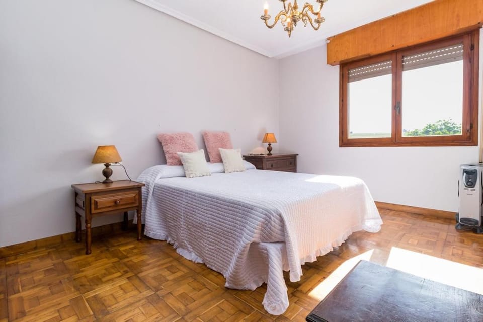 Encantadora casa con jardín cerca de Santillana del Mar Apartment in Western coast of Cantabria