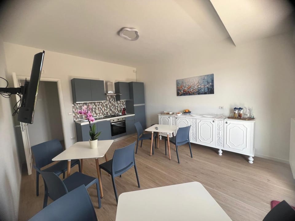 TV and multimedia, Kitchen or kitchenette, Living room, Dining area, Breakfast