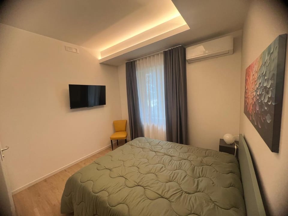 Bed, Photo of the whole room, Bedroom, air conditioner