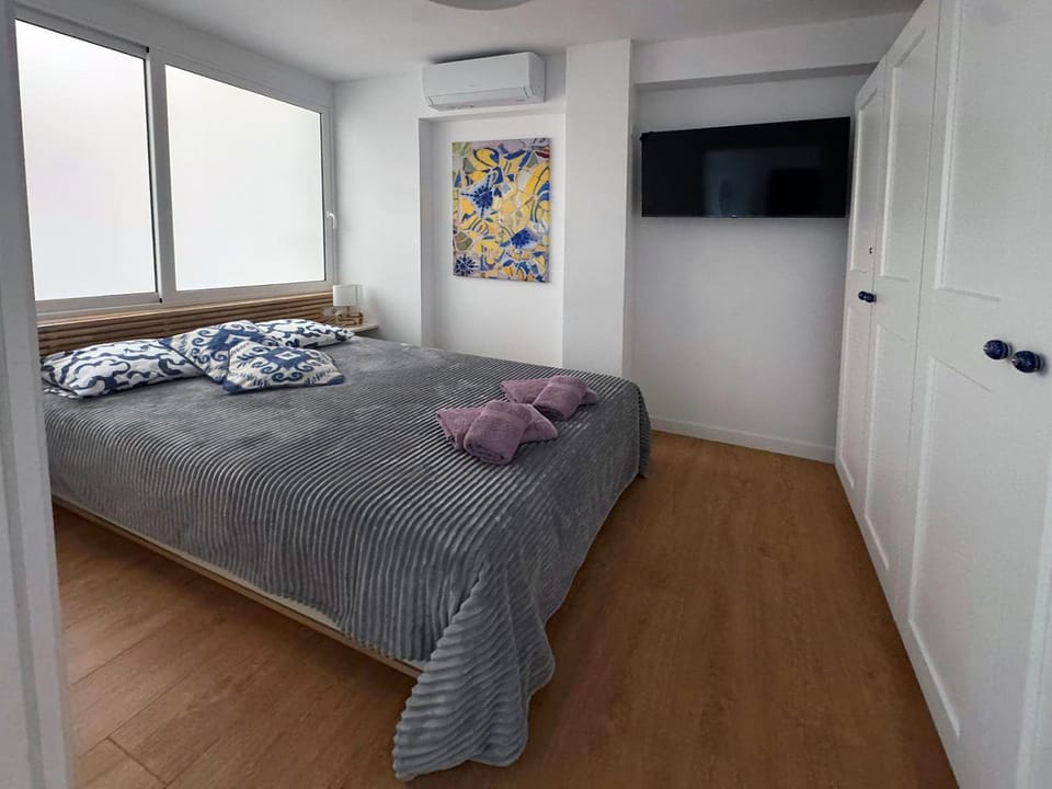 Bed, TV and multimedia, Bedroom, wardrobe, air conditioner