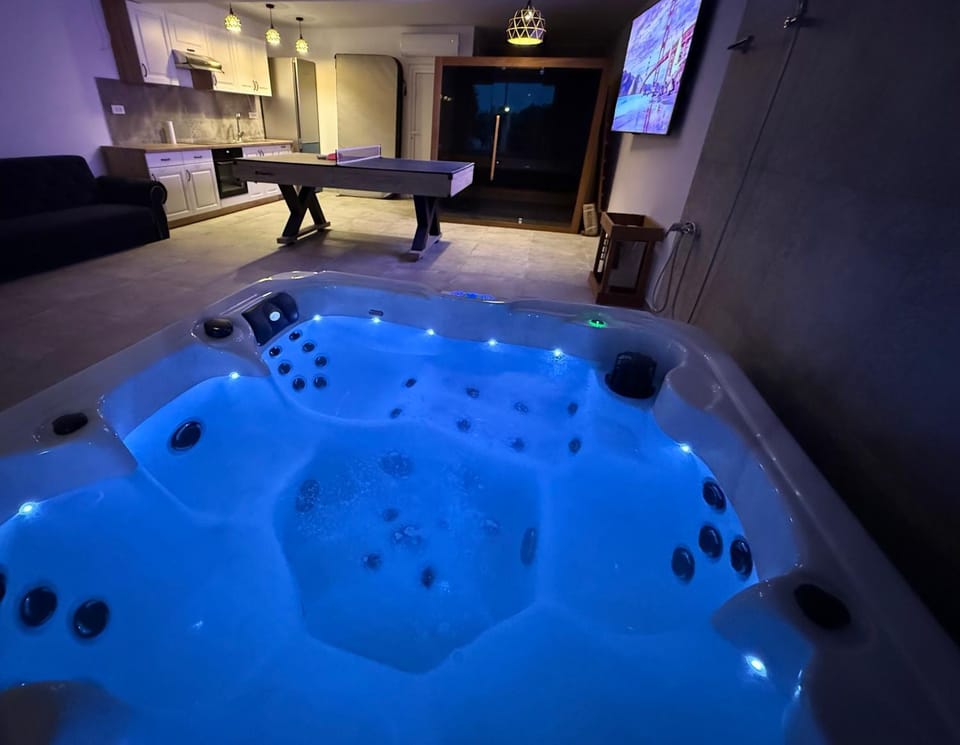 Billiard, Game Room, Hot Tub, Sauna, Table tennis, Spa and wellness centre/facilities