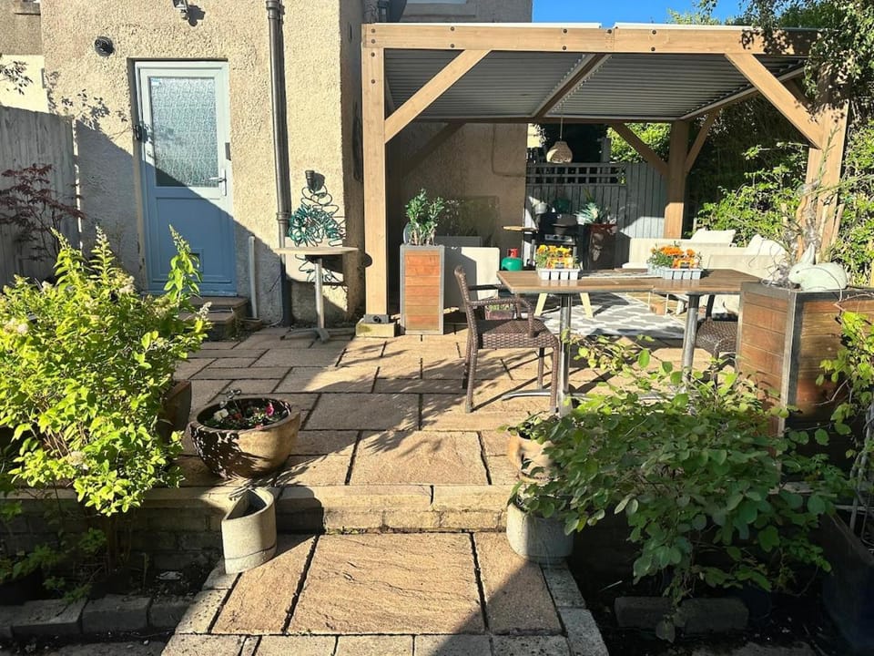 Property building, Patio, Day, Garden, Dining area, Pets