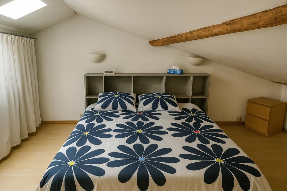 Photo of the whole room, Bedroom