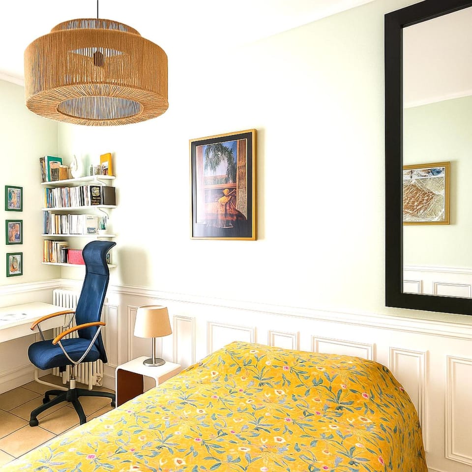 Photo of the whole room, Seating area, Bedroom