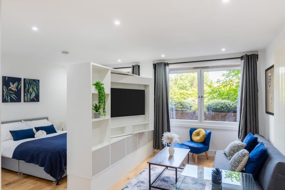 Communal lounge/ TV room, Bed, TV and multimedia, Living room, Photo of the whole room, Seating area, Evening entertainment, Bedroom