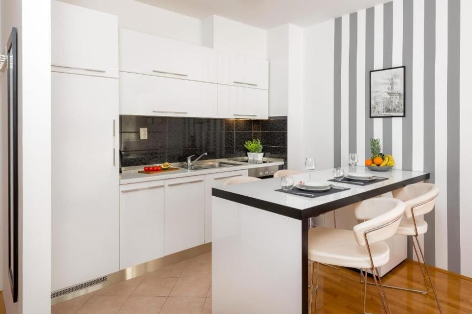 Kitchen or kitchenette, Dining area