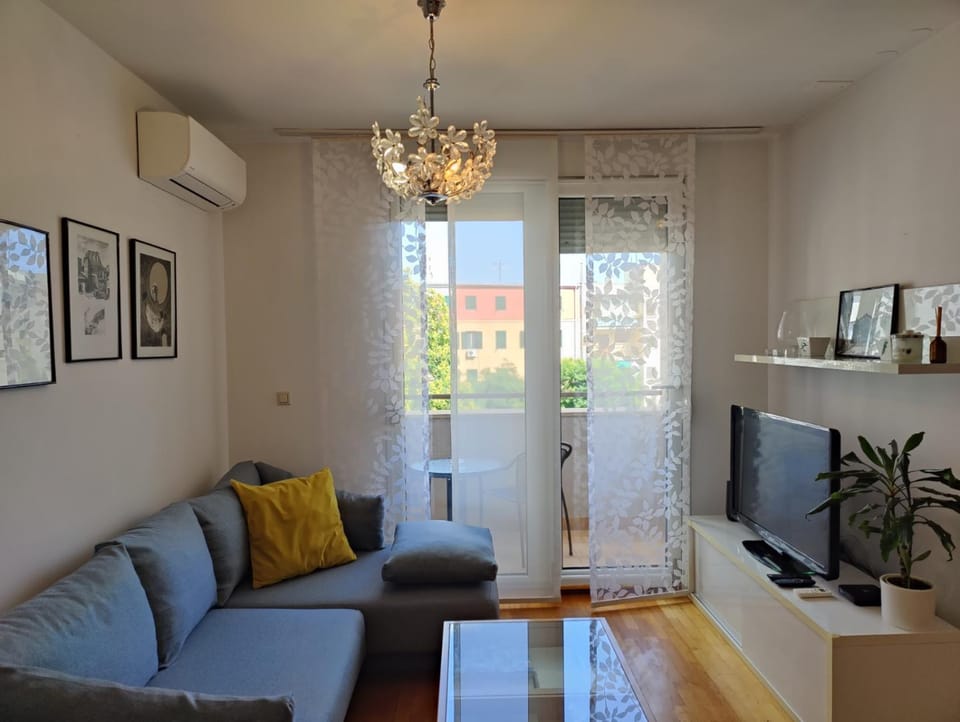 TV and multimedia, Living room, Seating area, air conditioner
