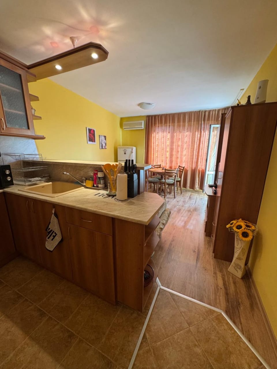 Kitchen or kitchenette, Living room, Seating area, Dining area, minibar