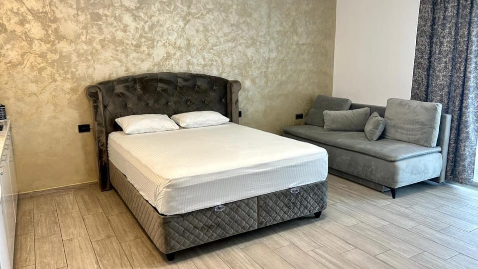 Bed, Living room, Photo of the whole room, Seating area