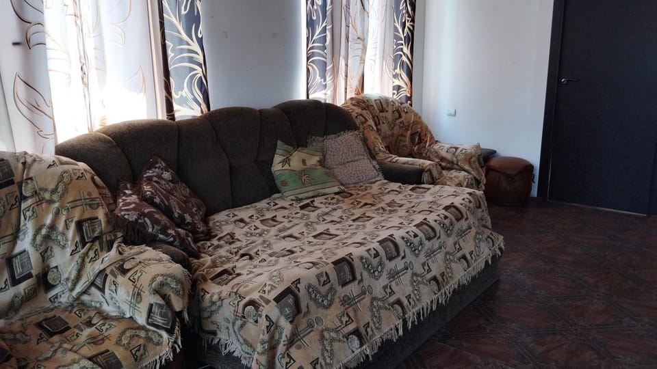 Bed, Seating area, Bedroom