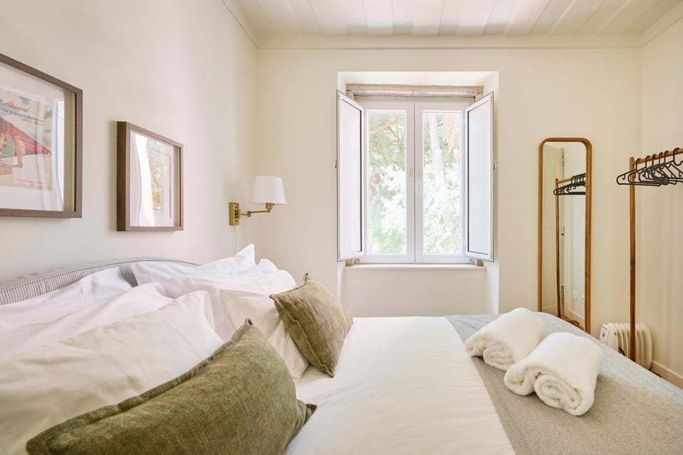 Nearby landmark, Bed, Photo of the whole room, Bedroom, City view, Garden view, Landmark view, internet, towels, wardrobe