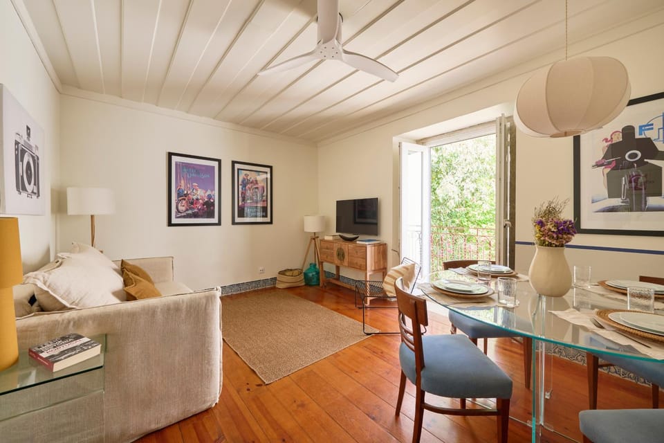 Nearby landmark, TV and multimedia, Balcony/Terrace, Living room, Dining area, City view, Garden view, Landmark view, internet