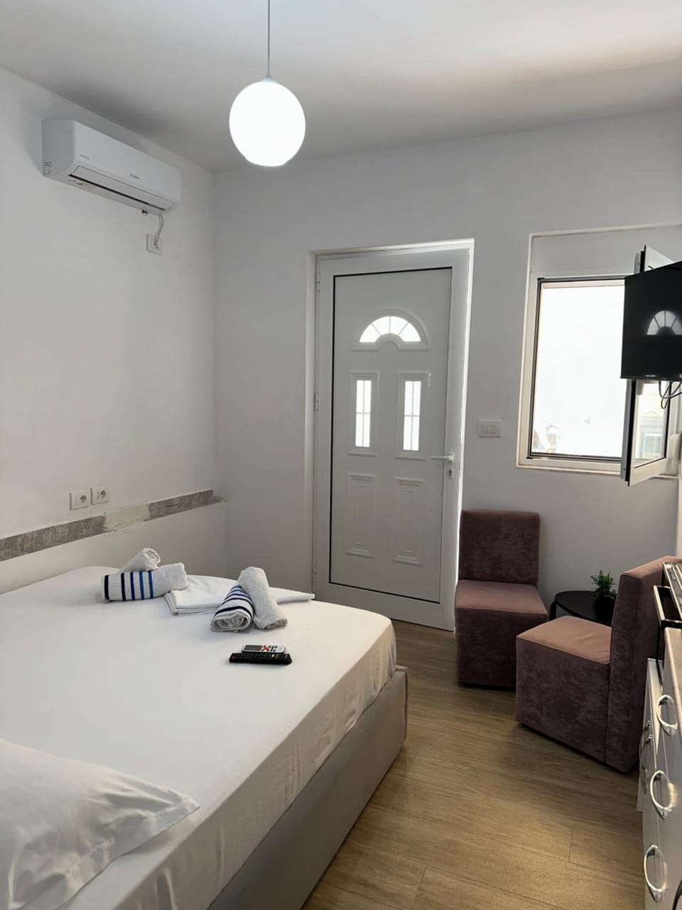 Bed, Seating area, air conditioner